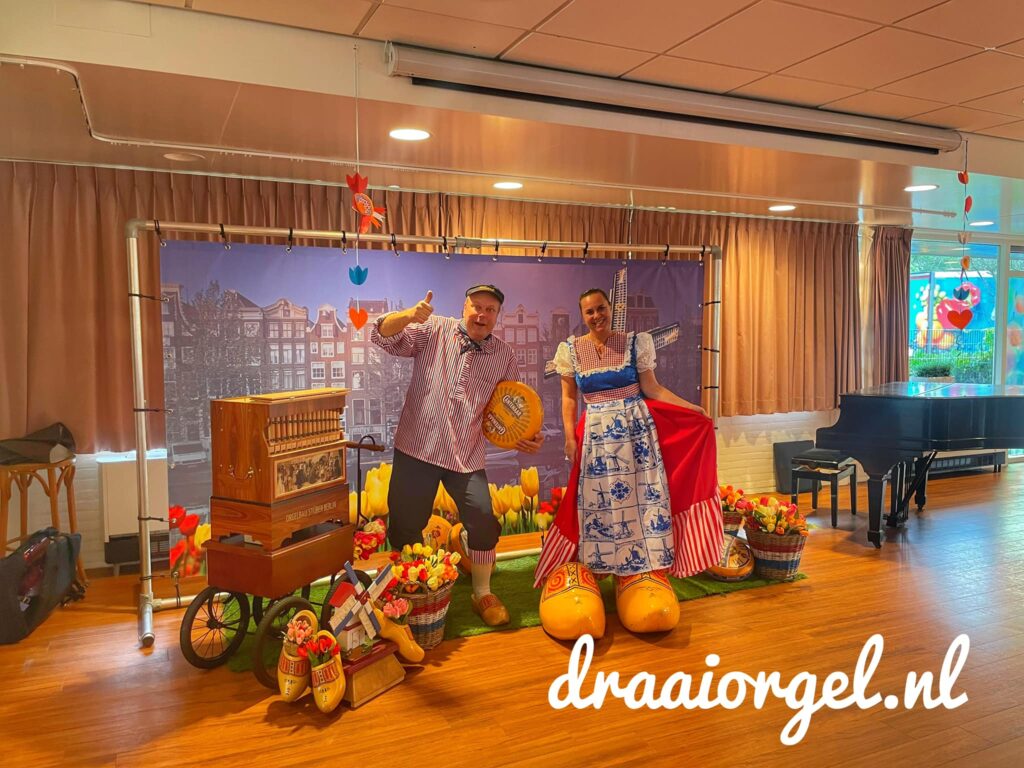 Feestje op de stoep draaiorgel draaiorgeltje draaiorgels verhuur te huur huren felicitatie