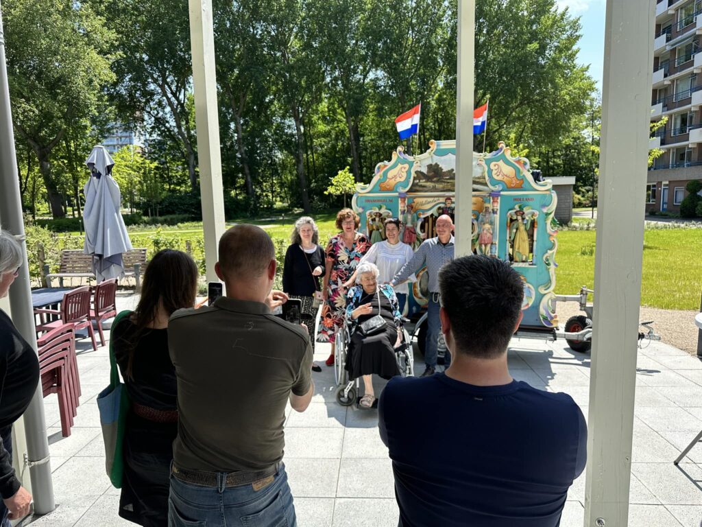 Draaiorgel bij een verjaardag