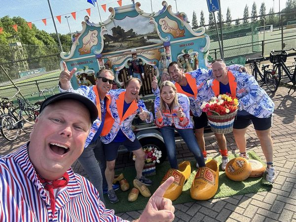 orgelman met gezellige mensen