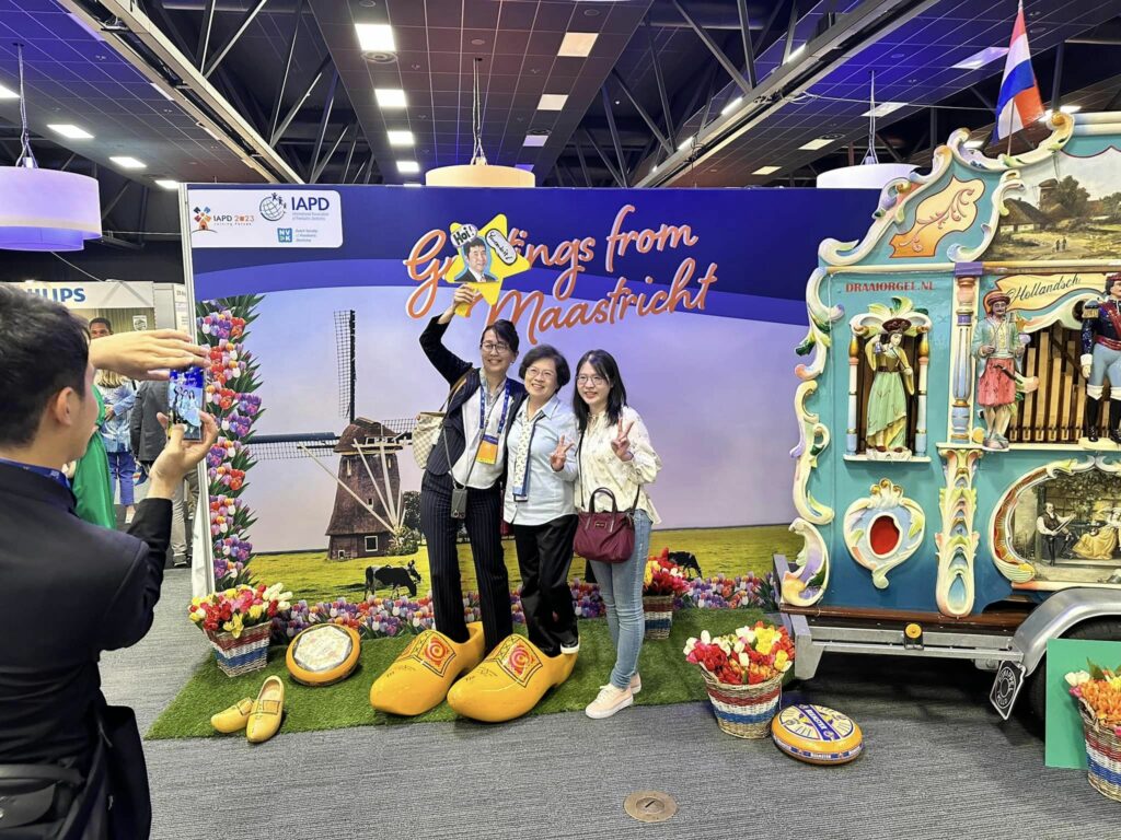 draaiorgel met reuzenklompen tulpen kazen holland in een notendop